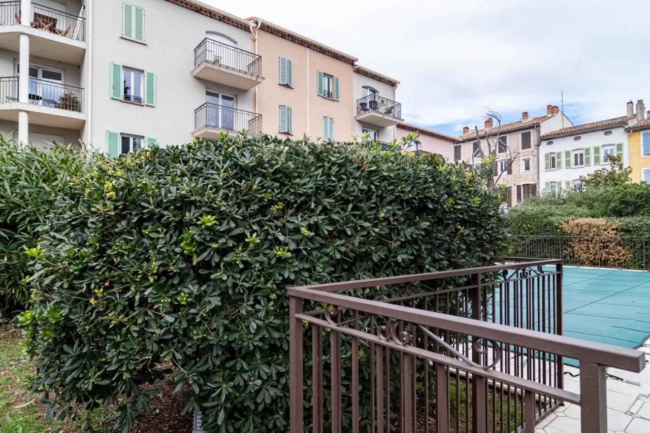 Le Laury Le Luc Exterior foto