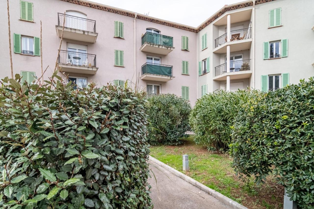 Le Laury Le Luc Exterior foto